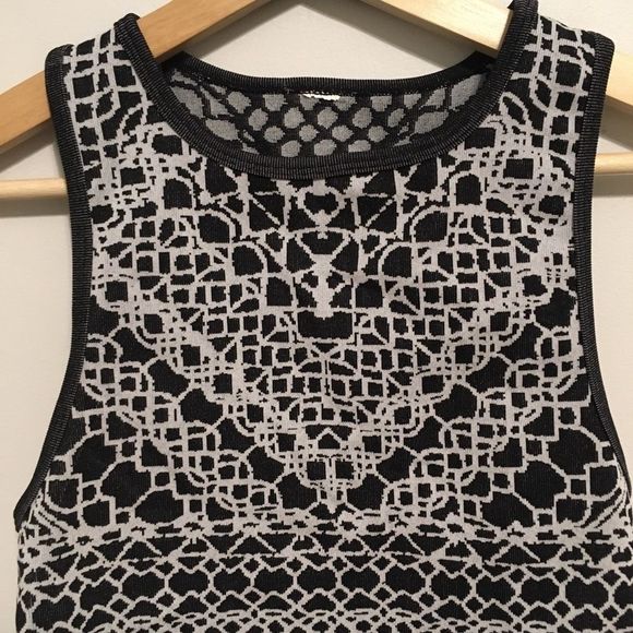 Fabletics Black Gray Pattern Crop Top Size Small - Picture 3 of 5